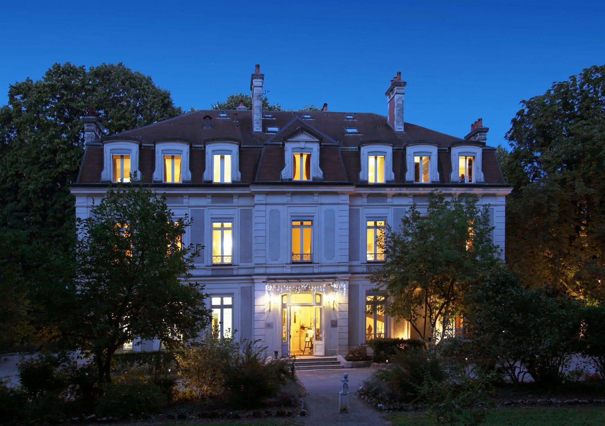 Château de La Dame Blanche - Logis Geneuille Exterior foto